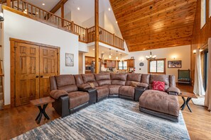 Smart TV, lareira, pebolim, escritórios