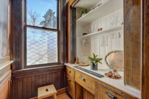 Interior - Elite Quarters Prime Location Downtown Hot Tub,BBQ (Colorado Springs)