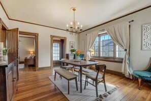 Dining - Elite Quarters Prime Location Downtown Hot Tub,BBQ (Colorado Springs)