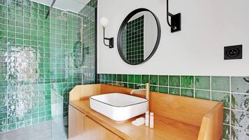 Sèche-cheveux, serviettes fournies