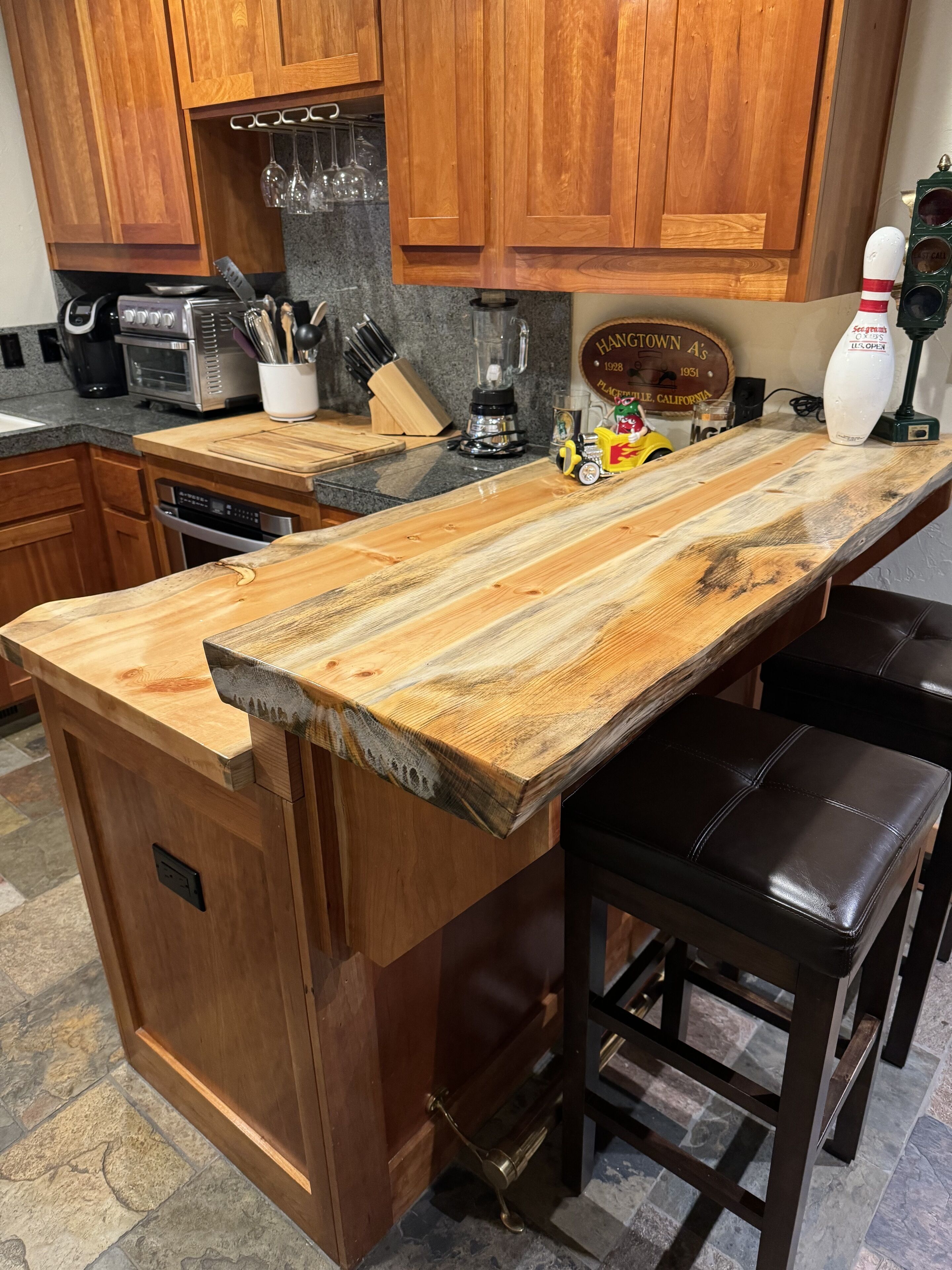 Fridge, microwave, dishwasher, coffee/tea maker