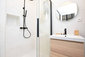 Sèche-cheveux, serviettes fournies