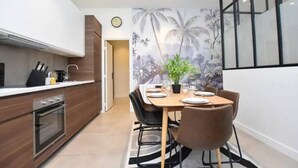 Une cuisine moderne avec un coin repas.