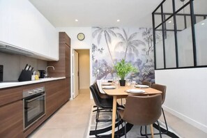 Fridge, microwave, oven, stovetop - Charming Apartment -3br/6p-gare du Nord/montmartre (Paris)