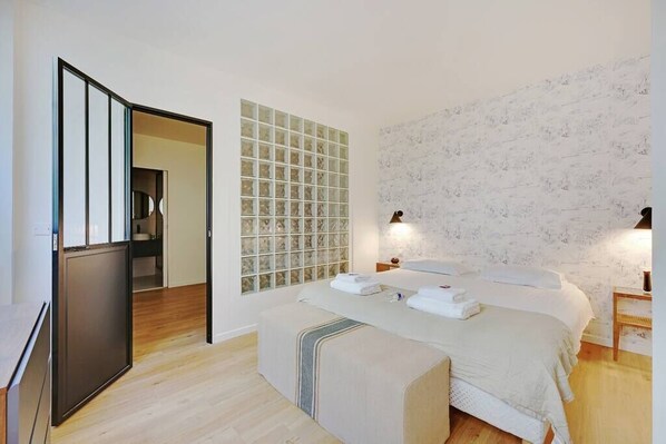 1 chambre, fer et planche à repasser, lit de bébé portatif, Wi-Fi