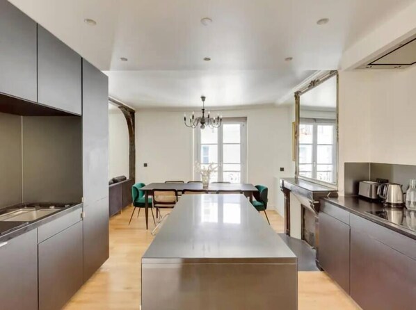 Kjøleskap, mikrobølgeovn, ovn og kokeplater