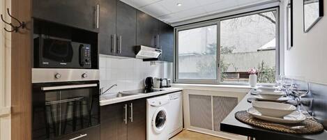 Frigorífico, microondas, horno y placa de cocina