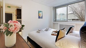 1 chambre, bureau, fer et planche à repasser, lit parapluie
