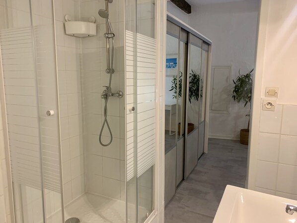 Dusche, Haartrockner, Handtücher