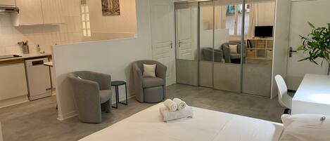 Iron/ironing board, free WiFi, bed sheets