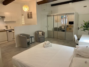 Tabla de planchar con plancha, wifi gratis y ropa de cama