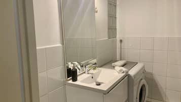 Douche, sèche-cheveux, serviettes fournies