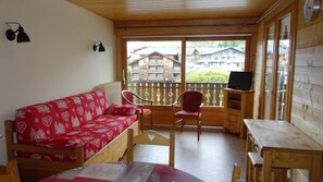 Living area - Wifi, 350m from ski lifts, 1st floor, balcony, parking, 60m², Les Gets (Les Gets)