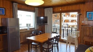 Dining - Wifi, 200m from ski lifts, 2nd floor, view village, balcony, 54m², Les Gets (Les Gets)