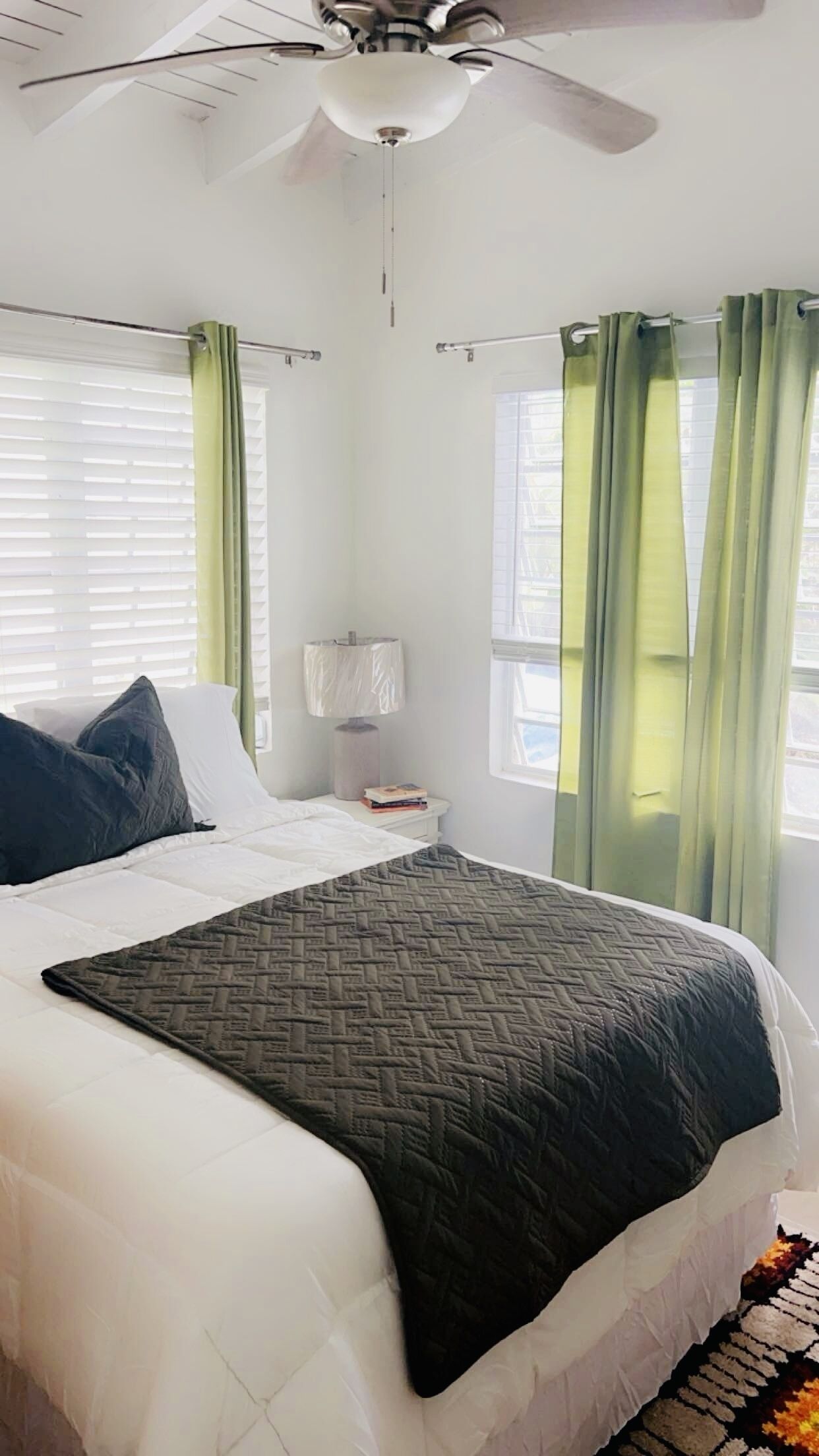 2 soverom, skrivebord, strykejern/-brett og wi-fi (inkludert)