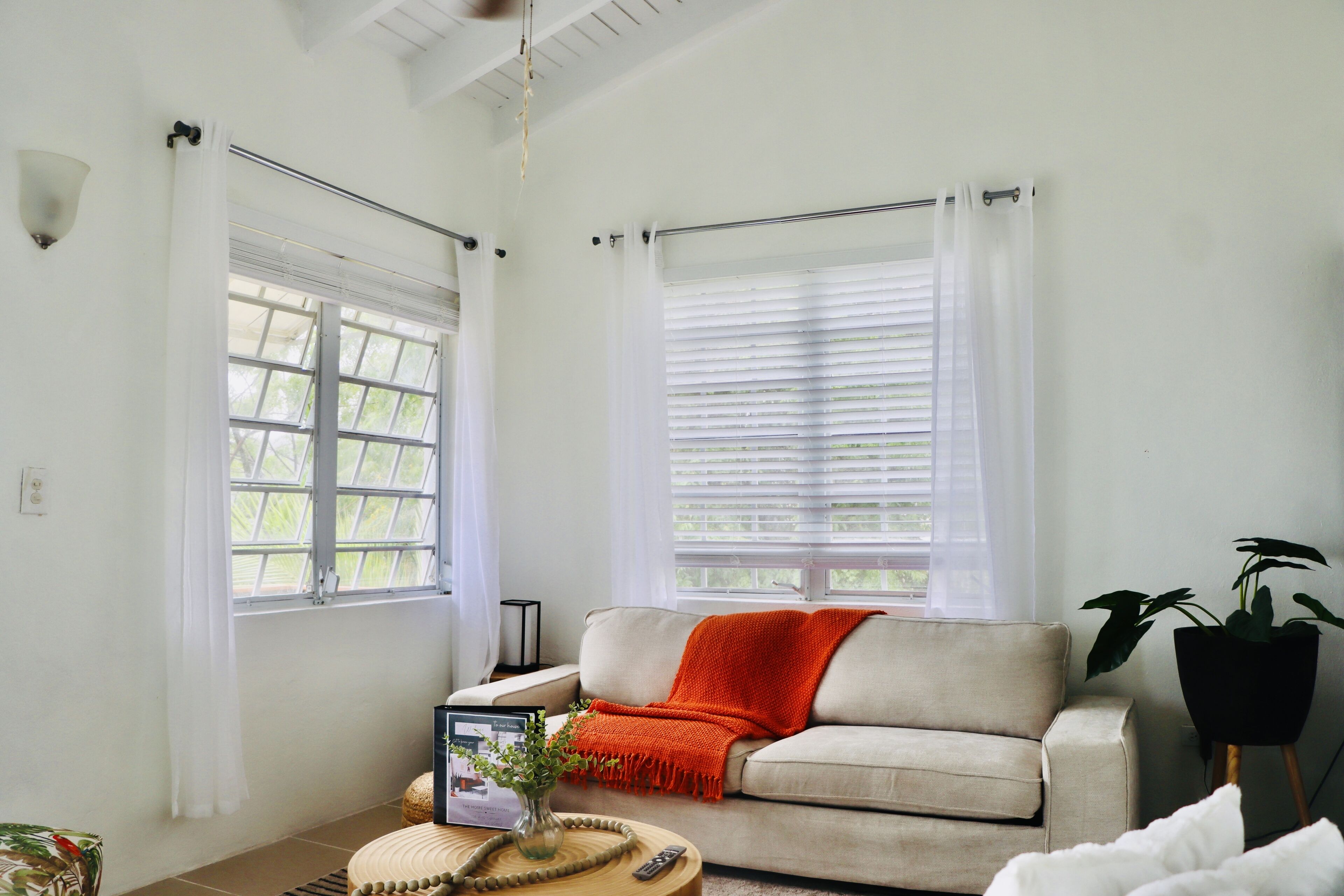 Smart-TV, bøker og kontorer