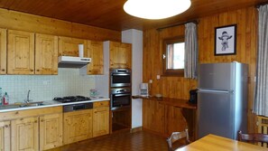 Fridge, microwave, oven, dishwasher - Wifi, 200m from ski lifts, 4th floor, view village, balcony, 54m², Les Gets (Les Gets)