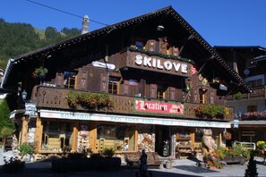 Exterior - Wifi, 200m from ski slopes, 1st floor, balcony, fireplace or stove, parking, tv, ski locker, 80m² (Les Gets)