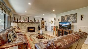 Een smart-tv en een open haard