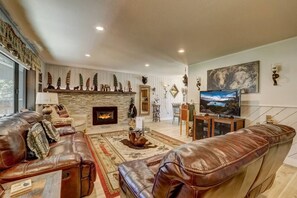 Smart TV, fireplace