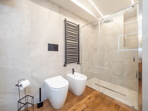 SĂšche-cheveux, serviettes fournies, savon, papier toilette
