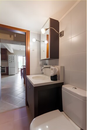 Secadora de cabello, toallas, jabón, papel de baño 
