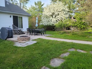 Outdoor dining - Cozy home for 10~ Privet pool, BBQ, fire pit (Tobyhanna)