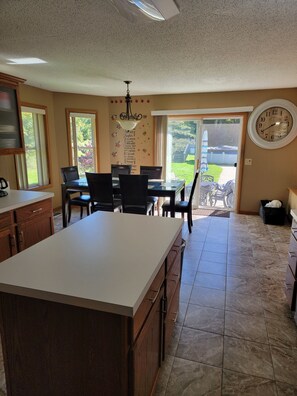 Dining - Cozy home for 10~ Privet pool, BBQ, fire pit (Tobyhanna)