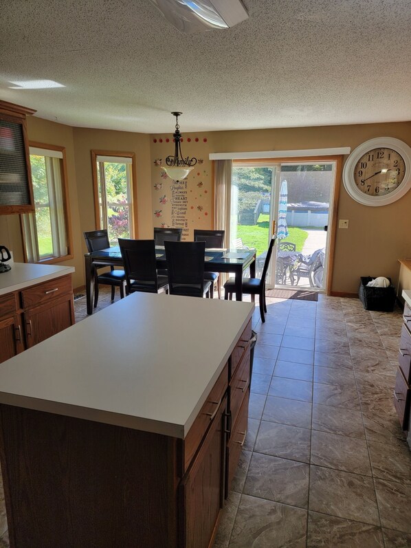 Dining - Cozy home for 10~ Privet pool, BBQ, fire pit (Tobyhanna)