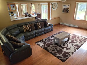 Smart TV, fireplace, table tennis - Cozy home for 10~ Privet pool, BBQ, fire pit (Tobyhanna)
