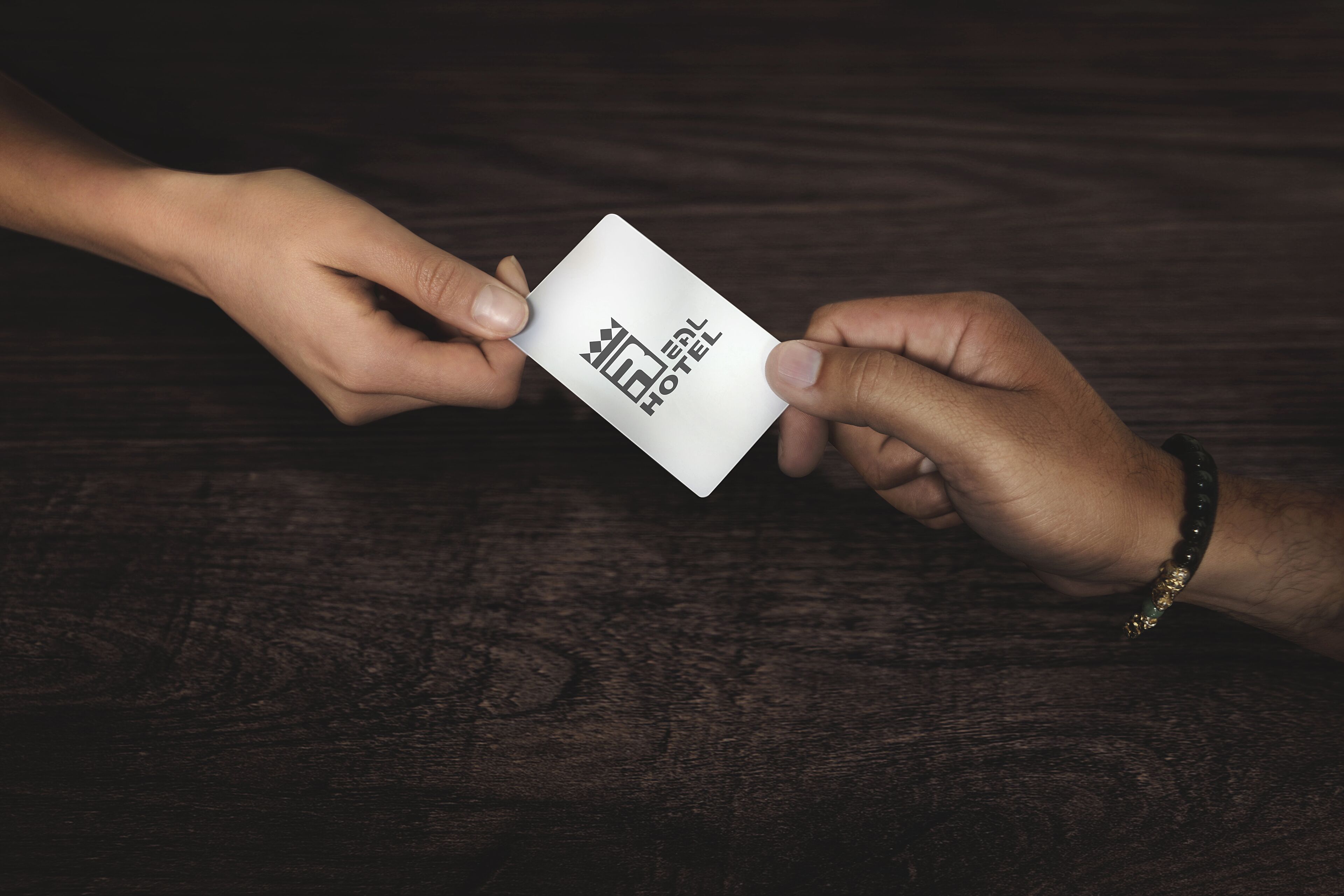 Una mano sosteniendo una tarjeta blanca con texto.