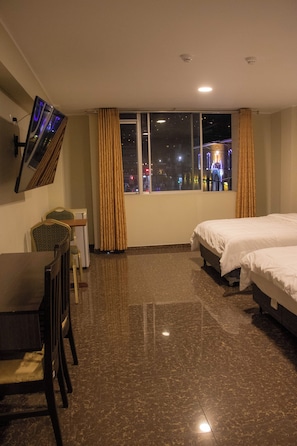 Minibar, coffres-forts dans les chambres, bureau, Wi-Fi gratuit