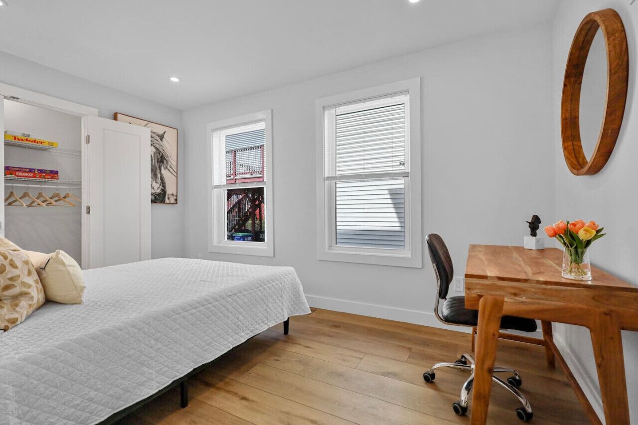 3 bedrooms, desk, iron/ironing board, travel crib