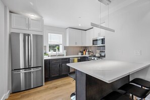 Fridge, microwave, oven, stovetop - Cambridge/Boston 3BR2Bth Parking, W/D, Subway,A/C (Somerville)