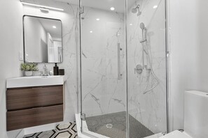 Shower, hair dryer, towels, soap - Cambridge/Boston 3BR2Bth Parking, W/D, Subway,A/C (Somerville)
