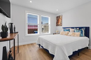 3 bedrooms, desk, iron/ironing board, travel crib - Cambridge/Boston 3BR2Bth Parking, W/D, Subway,A/C (Somerville)