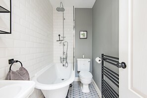 Séchoir à cheveux, serviettes fournies