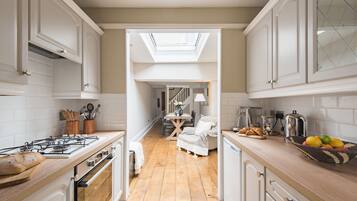 Fridge, oven, stovetop, coffee/tea maker