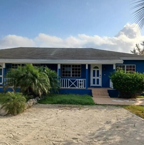 Exterior - Centrally located family oriented near grocery store, airport, and beach (Farmer's Hill)