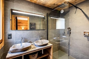 Douche, sĂšche-cheveux, serviettes fournies