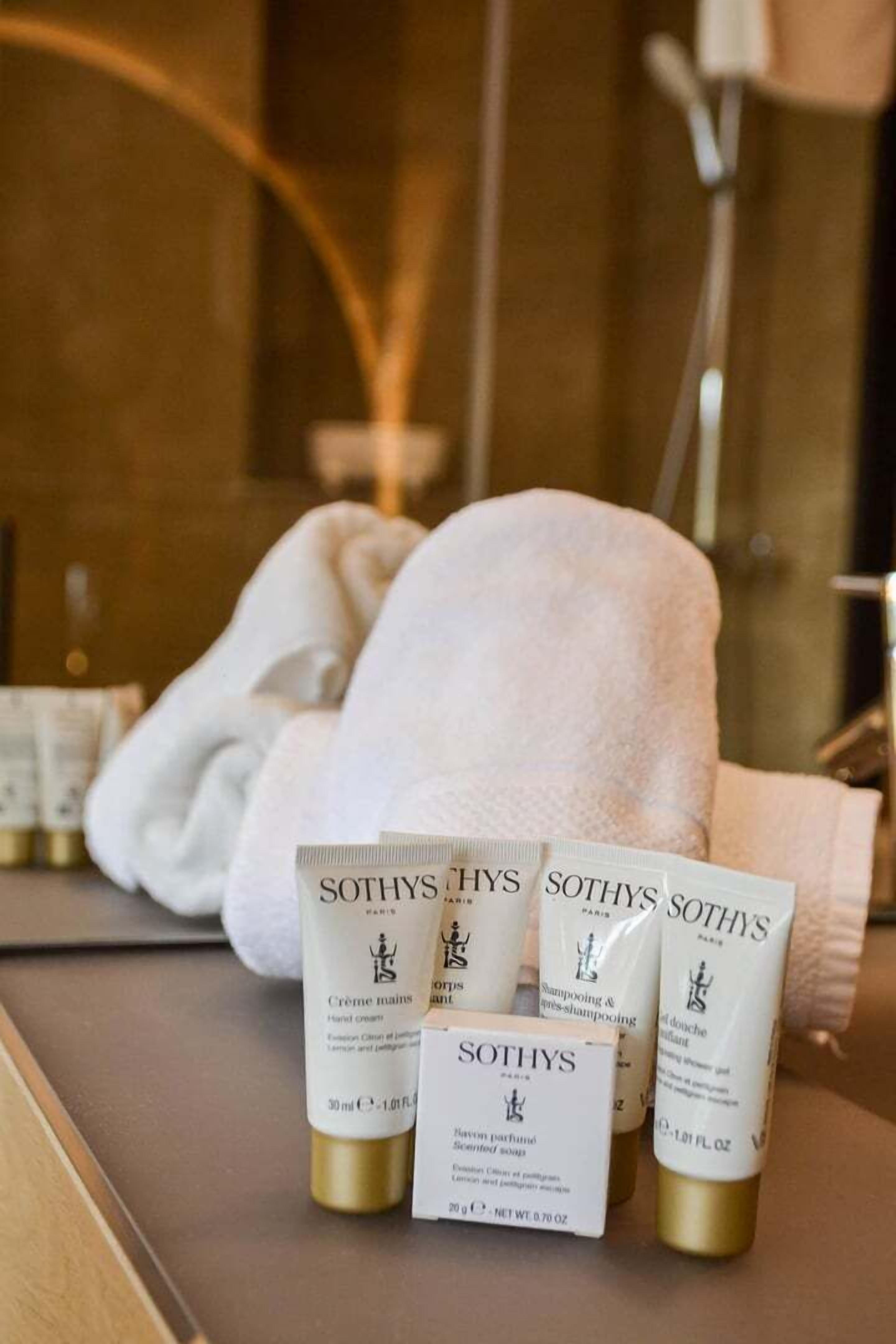 Ein Badezimmer mit Toilettenartikeln, darunter Handcreme, Shampoo und Duschgel von Sothys.