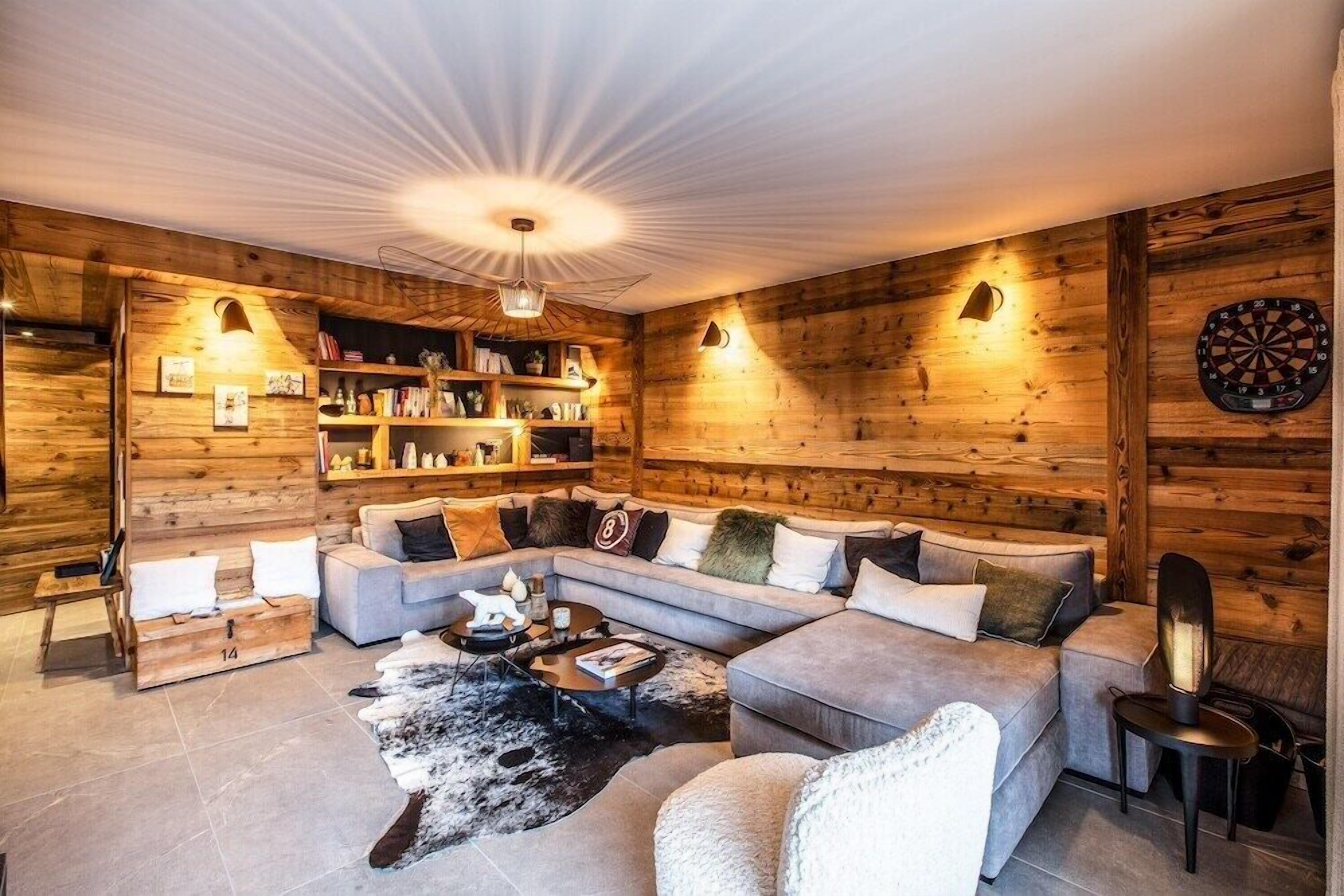 Télévision, cheminée, livres