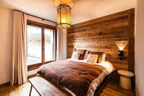 5 bedrooms, iron/ironing board, internet, bed sheets