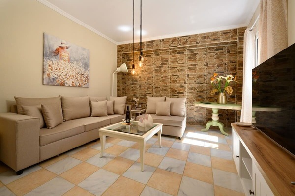 Main Living Space – Comfortable and Well-Lit
A cozy and modern sitting area with neutral tones, ideal for relaxing after a day of exploring.