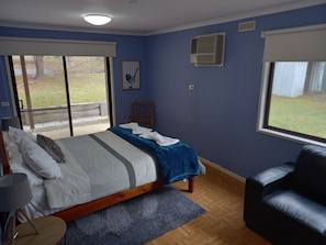 4 habitaciones, tabla de planchar con plancha y ropa de cama 
