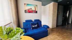 Chambre luxueuse double | Aire de séjour | Téléviseur connecté de 42 po avec télévision numérique, films payants