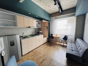 Elite Double Room | Private kitchen | Fridge, blender, cookware/dishes/utensils, cleaning supplies - Cadena Hotelera Rey.es (Bogotá)