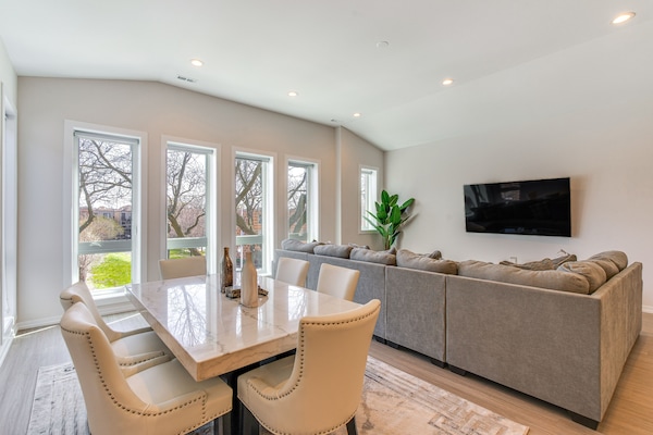 Chicago Vacation Rental | 3BR | 2BA | 1,200 Sq Ft | Stairs Required