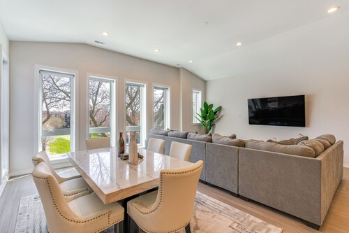7 Mi to Downtown: Luxe Chicago Condo