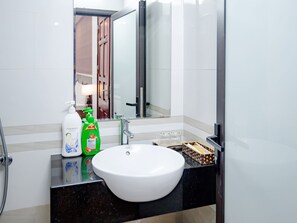 Chambre Familiale, vue ville | Salle de bain | Douche, douche hydromassante, articles de toilette de luxe